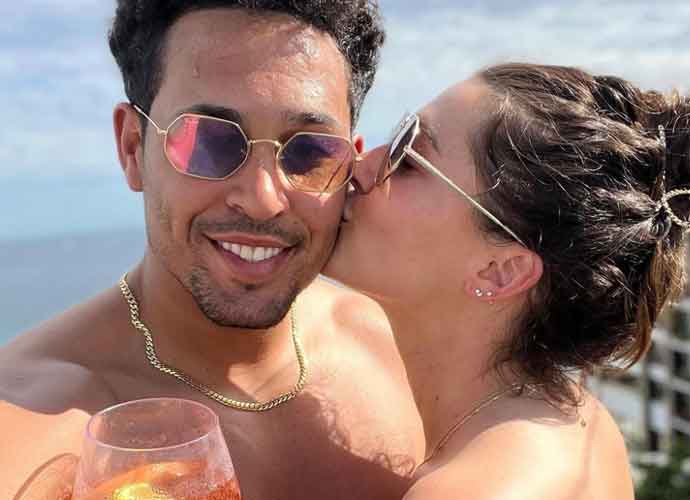 ‘Bachelor In Paradise’ Stars Becca Kufrin & Thomas Jacobs Kiss On Mexican Vacation