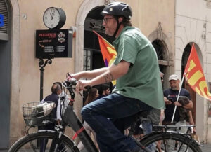 Blake Shelton bikes through Italy (Image: Instagram)