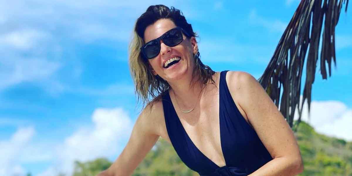 Elizabeth Banks Gets Beach Time In St. Vincent & The Grenadines