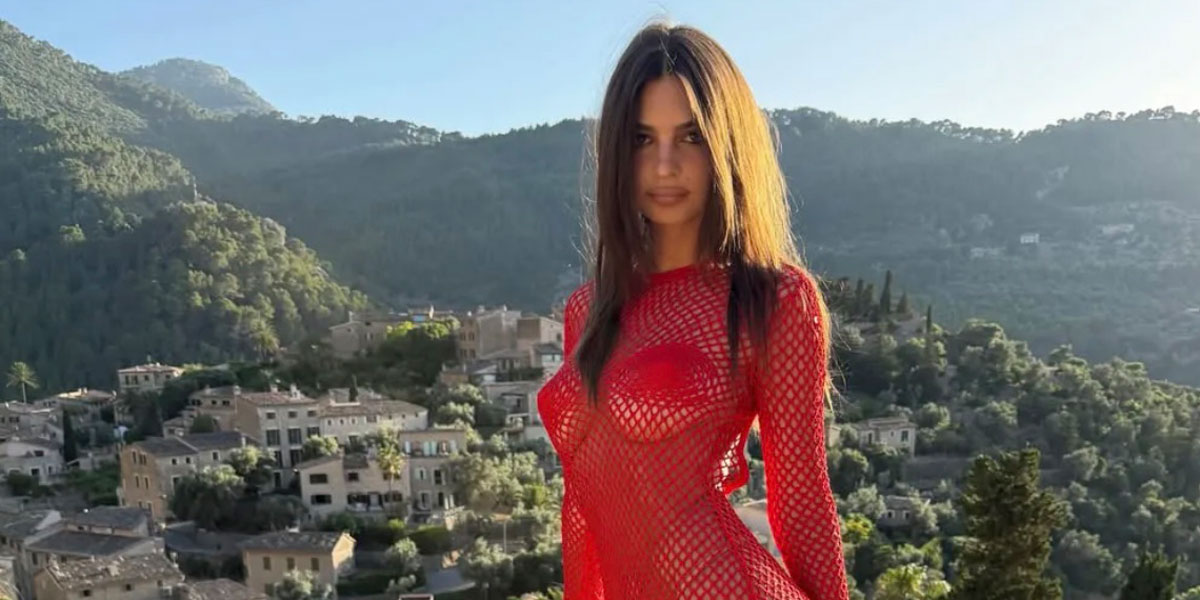 Emily Ratajkowski Shows Off Steamy Outfits In Mallorca
