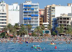 PALMA DE MALLORCA, SPAIN - JUNE 17: General view of holidaymakers along the beach in El Arenal in Palma de Mallorca, pictured on June 17, 2011 in Palma de Mallorca, Spain. (Photo by Sascha Baumann/Getty Images)