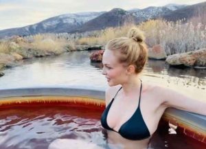 Heather Graham dips in hot springs on Utah vacation (Image: Instagram)