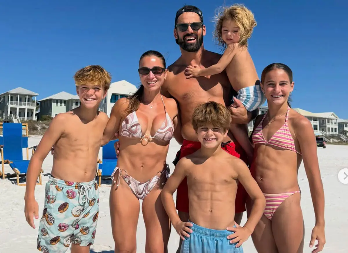 Jessie James Decker & Eric Decker Take All 4 Kids To Walt Disney World For Fall Break Beach & Theme Park Getaway