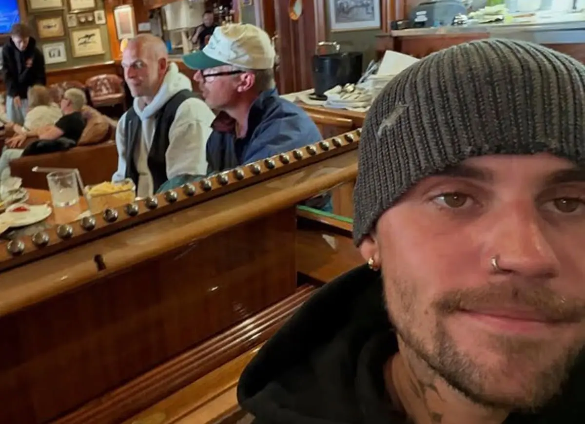 Justin Bieber Surprises New Zealand Pub With Secret Piano Performance