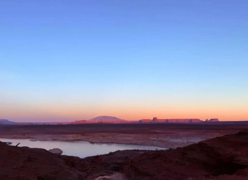 Kim Kardashian & Lewis Hamilton relax together during romantic Lake Powell vacation (Image: Instagram)