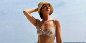 Rosie Huntington-Whiteley sports bikini in the Maldives (Image: Instagram)
